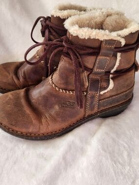 UGG Cove (style #5136) Ankle Boots Size 6